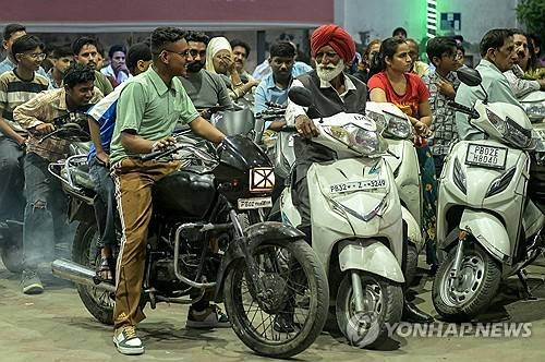 기름 넣으려는 오토바이 운전자들 몰린 인도 주유소 [AFP 연합뉴스. 재판매 및 DB 금지]
