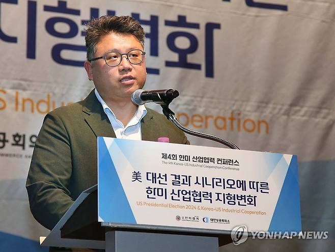 발표하는 권석준 교수 (서울=연합뉴스) 23일 오전 서울시 중구 대한상공회의소에서 열린 '한미 산업협력 컨퍼런스'에서 권석준 성균관대학교 교수가 '미 대선이 반도체 산업에 미치는 영향과 한미협력 방안'이라는 주제로 발표하고 있다. 2024.9.23 [대한상공회의소 제공. 재판매 및 DB 금지] photo@yna.co.kr