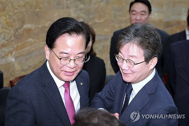 대화하는 유승민 전 의원과 송언석 원내대표 (서울=연합뉴스) 신현우 기자 = 유승민 전 의원이 20일 국회 로텐더홀에서 단식 중인 국민의힘 장동혁 대표를 만난 뒤 송언석 원내대표와 대화하고 있다. 2026.1.20 nowwego@yna.co.kr