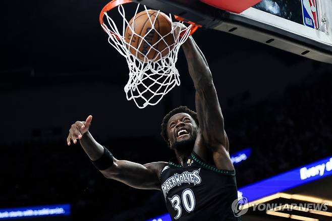 덩크슛 꽂아 넣는 줄리어스 랜들 [AP=연합뉴스]