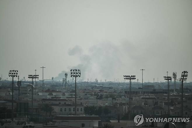 카타르 알우데이드 기지 방향에서 피어오르는 연기 [AFP=연합뉴스 자료사진. 재판매 및 DB 금지]