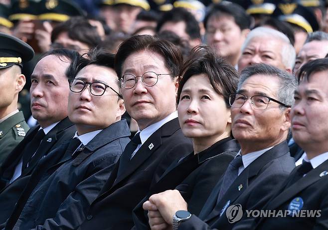 이재명 대통령, 서해수호의 날 참석 (대전=연합뉴스) 한상균 기자 = 이재명 대통령과 김혜경 여사가 27일 국립대전현충원에서 열린 서해수호의날 기념식에서 블랙이글스 기념비행을 보고 있다. 2026.3.27 [청와대통신사진기자단] xyz@yna.co.kr