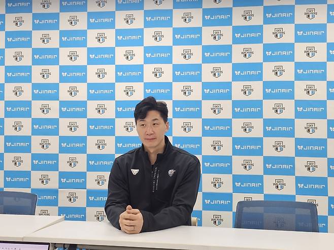 박철우 우리카드 감독 대행 (천안=연합뉴스) 김동한 기자 = 27일 충청남도 천안 유관체육관에서 열리는 진에어 2025-2026 V리그 남자부 플레이오프(PO)를 앞두고 박철우 우리카드 감독 대행이 인터뷰하고 있다. 2026.3.27 moved@yna.co.kr