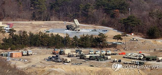 하늘 향한 사드 기지의 방공무기 발사대 (성주=연합뉴스) 김현태 기자 = 10일 미국 국방부가 한국에 배치한 사드(THAAD·고고도 미사일 방어체계) 중 일부를 중동 지역으로 이동시키고 있다는 보도가 나온 가운데 지난 5일 경북 성주군의 미군 사드 기지에서 방공무기 발사대가 하늘을 향하고 있다. 2026.3.10 mtkht@yna.co.kr