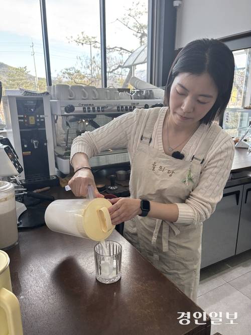 이혜련 연천 율믜당 사장님이 직접 율믜당의 시그니처 메뉴인 율무콩크림커피를 만들고 있다. /신현정기자 god@kyeongin.com