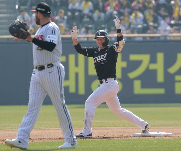 28일 서울 잠실야구장에서 열린 kt 위즈와 LG 트윈스의 경기에서 1회초 2사 1,2루 상황에서 kt 이강민이 2타점 적시타를 친 뒤 기뻐하고 있다./연합뉴스