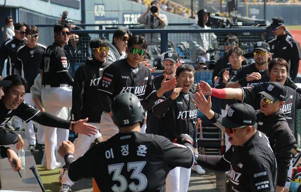 28일 서울 잠실야구장에서 열린 kt 위즈와 LG 트윈스의 경기 1회초 2사 1,2루 kt 한승택 1타점 적시타 상황에서 kt 선수들이 더그아웃으로 들어온 2루 주자 이정훈을 축하해주고 있다./연합뉴스