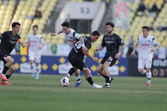 28일 성남 탄천종합운동장에서 열린 하나은행 K리그2 5라운드 경기서 김포 박동진(흰색 유니폼)과 성남 이상민이 볼다툼을 하고 있다. 사진=한국프로축구연맹