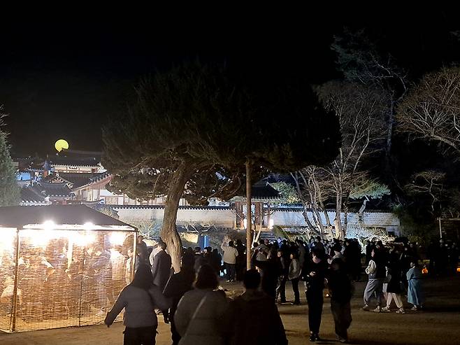 경북 안동시가 지난 20일부터 세계유산 도산서원 일원에서 진행 중인 도산서원 야간개장이 이번 주 매화가 본격적으로 피어나며 가장 깊은 봄밤의 정취를 선사하고 있다.<안동시 제공>