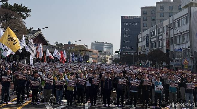 민주노총은 28일 제주시 관덕정 앞에서 '4.3민중항쟁 78주년 정신계승 전국노동자대회'를 개최했다. 이날 행사에는 주최 측 추산 약 3200명의 조합원이 참석했다. ⓒ제주의소리