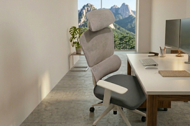 모닝글로리가 처음 출시한 의자 제품 'M501'. 허리를 단단하게 받쳐주고, 머리 받침대와 125도 기울여주는 기능이 편안한 휴식을 선사한다. [사진=조현미 기자]