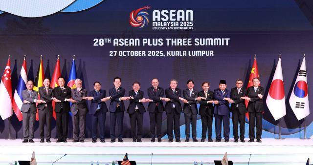 이재명 대통령 아세안+3 정상회의 기념촬영 쿠알라룸푸르연합뉴스 한상균 기자 이재명 대통령이 27일 말레이시아 쿠알라룸푸르 컨벤션센터에서 열린 아세안+3 정상회의에서 참석자들과 기념촬영을 하고 있다 왼쪽부터 하우 칸 솜 미얀마 외교부 사무차관 로런스 웡 싱가포르 총리 아누틴 찬위라꾼 태국 총리 사나나 구스마오 동티모르 총리 팜 민 찐 베트남 총리 이재명 대통령 모테기 도시미쓰 일본 외무상 안와르 이브라힘 말레이시아 총리 리창 중국 총리 페르디난드 마르코스 필리핀 대통령 하사날 볼키아 브루나이 국왕 프라보워 수비안토 인도네시아 대통령 헝쭈은 나론 캄보디아 부총리 손싸이 시판돈 라오스 총리 20251027 xyzynacokr2025-10-27 145552저작권자 ⓒ ㈜연합뉴스 무단 전재 재배포 금지 AI 학습 및 활용 금지저작권자 ⓒ ㈜연합뉴스 무단 전재 재배포 금지 AI 학습 및 활용 금지