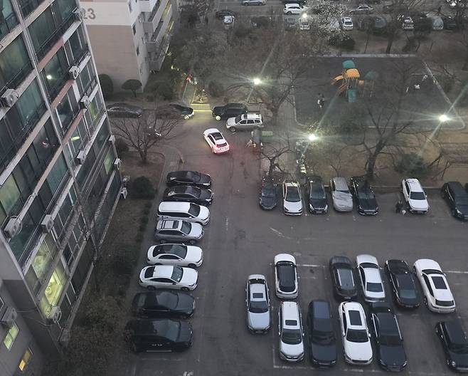 ▲서울 송파구 신천동 장미아파트 단지 내 주차장이 차량으로 빼곡히 들어찬 모습. 이중주차와 협소한 동선으로 인해 유사시 소방차 진입에 어려움이 우려된다. 사진=장혜원 기자