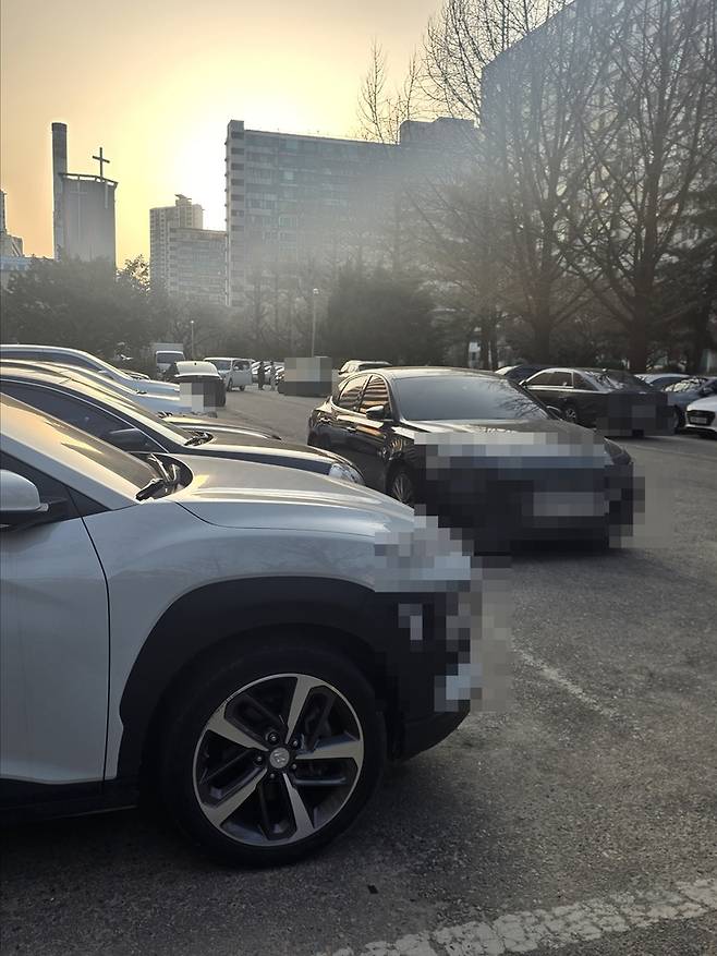 ▲서울 송파구 잠실주공5단지 단지 내 도로에서 차량들이 좁은 공간을 비집고 오가는 모습. 빽빽한 주차 환경 속에 통행 동선이 제한되며 안전 우려가 제기된다. 사진=장혜원 기자