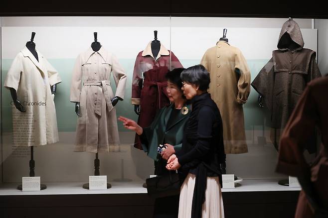 고객들이 패션 전시회에서 구경을 하고 있다. [사진=연합뉴스]