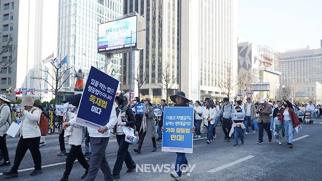 참석자들은 행진하며 "종교의자유 보장하라"고 외쳤다. 뉴스앤조이 엄태빈