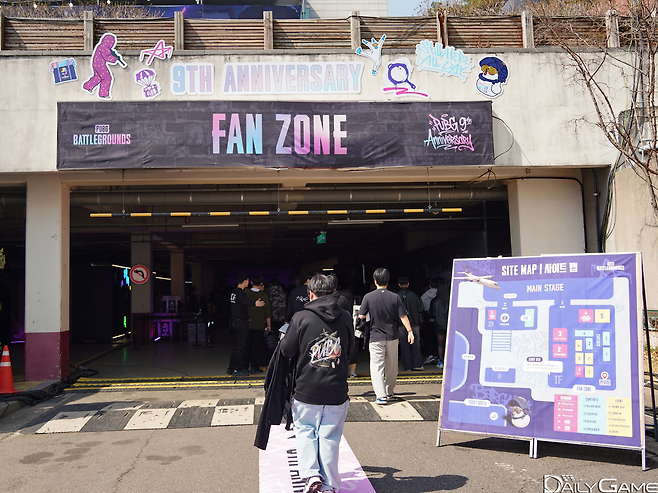 주차장에 마련된 팬존은 격납고 또는 벙커를 생각나게 했다.