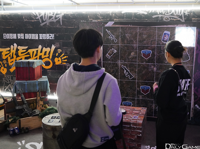 아이템을 파밍하는 미션이 걸린 체험 부스.