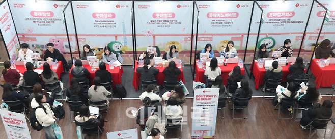 서울 서대문구 이화여자대학교에서 열린 2026 상반기 이화여자대학교 잡페어를 찾은 학생들이 취업상담을 받고 있다.(사진=이영훈 기자)