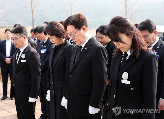 이재명 대통령과 김혜경 여사가 서해수호의 날인 27일 국립대전현충원 천안함 용사 묘역에서 묵념하고 있다.(사진=연합뉴스)