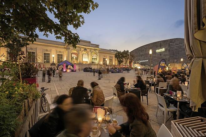 MQ의 샤니가르텐에서 빈의 봄을 즐기는 사람들(빈관광청 제공