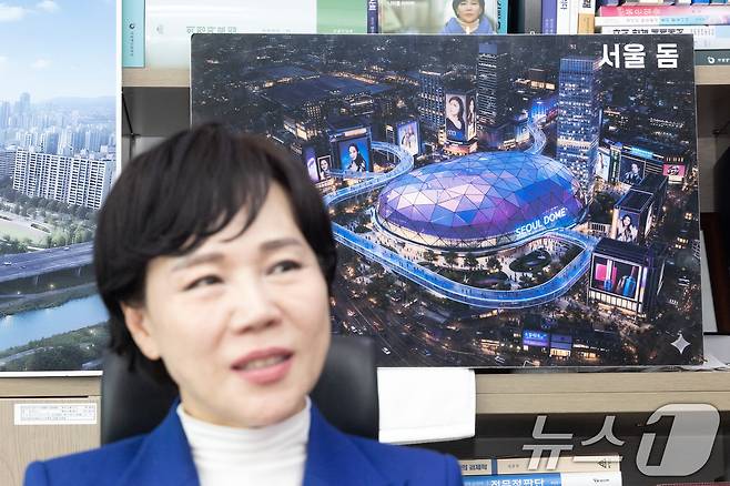 また、民主党ソウル市場本慶善に上がったチョン・ヒョンヒ議員が27日、ソウル汝矣島国会議員会館でニュース1とインタビューしている。 ⓒニュース1イ・スンベ記者