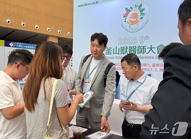 김영기 부산수의콘퍼런스 조직위원장이 25일 제3회 GB소동물수의사대회가 열린 중국 광저우 냔샤국제컨벤션센터에서 콘퍼런스를 소개하고 있다(부산시수의사회 제공). ⓒ 뉴스1