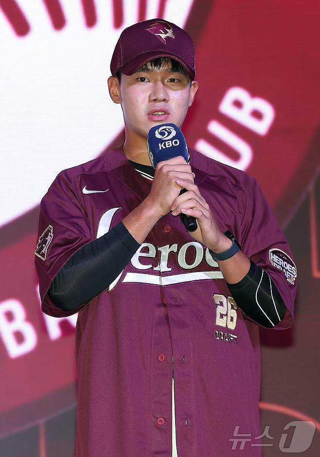 17일 오후 서울 송파구 롯데호텔 월드에서 열린 ‘2026 KBO 신인 드래프트’에서 1라운드 10순위로 키움 히어로즈에 선발된 박한결이 소감을 말하고 있다. 2025.9.17 ⓒ 뉴스1 김진환 기자