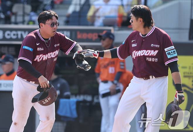 28일 대전 한화생명볼파크에서 열린 2026 신한 SOL뱅크 KBO 리그 키움 히어로즈와 한화 이글스 정규시즌 개막전에서 5회초 1사 만루 상황 키움 브룩스의 3타점 적시타 때 1루주자 안치홍이 홈에서 슬라이딩으로 득점하고 환호하고 있다. 2026.3.28 ⓒ 뉴스1 김기태 기자