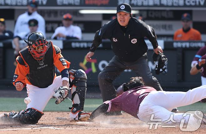 28일 대전 한화생명볼파크에서 열린 2026 신한 SOL뱅크 KBO 리그 키움 히어로즈와 한화 이글스 정규시즌 개막전에서 5회초 1사 만루 상황 키움 브룩스의 3타점 적시타 때 1루주자 안치홍이 홈에서 슬라이딩을 하고 있다. 2026.3.28 ⓒ 뉴스1 김기태 기자