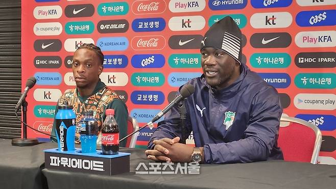 파예(오른쪽) 감독과 마셜 고도. 사진 | 밀턴 케인즈=김용일 기자