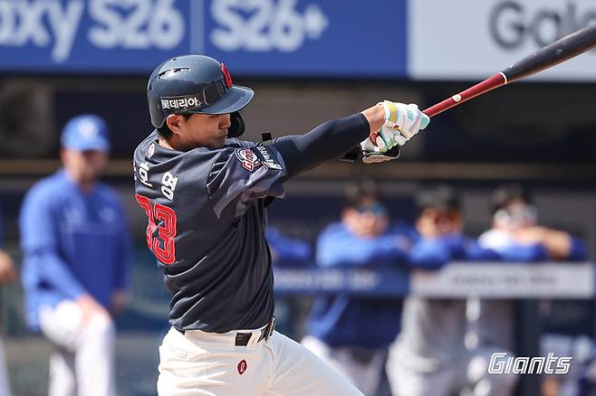 롯데 손호영이 28일 대구삼성라이온즈파크에서 열린 2026 KBO리그 시범경기 정규시즌 삼성전에서 타격하고 있다. 사진 | 롯데 자이언츠