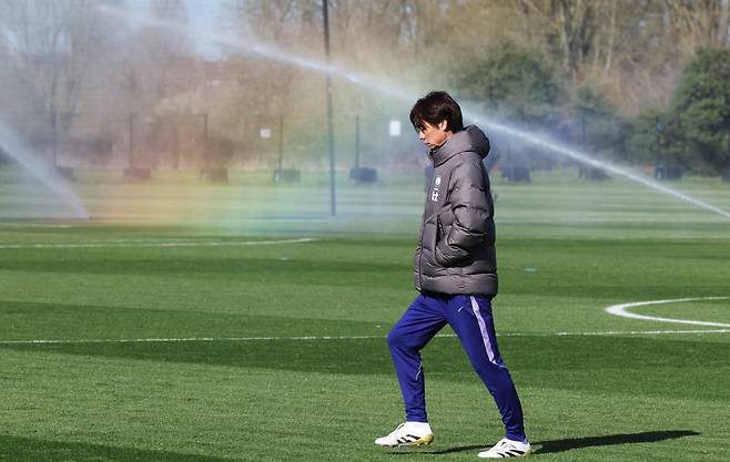 생각에 잠긴 홍명보 감독

    (밀턴킨스[영국]=연합뉴스) 최재구 기자 = 코트디부아르전을 앞둔 한국 축구 국가대표팀의 홍명보 감독이 26일(현지시간) 영국 런던 북서쪽 밀턴킨스 MK돈스 훈련장에서 훈련에 앞서 훈련장을 점검하며 생각에 잠겨 있다. 2026.3.27

    jjaeck9@yna.co.kr

(끝)





<저작권자(c) 연합뉴스, 무단 전재-재배포, AI 학습 및 활용 금지>