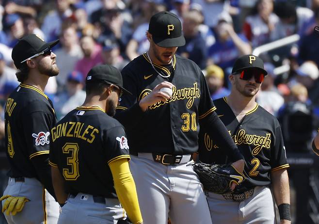 폴 스킨스가 1회 5점을 준 뒤 교체되고 있다. UPI연합뉴스