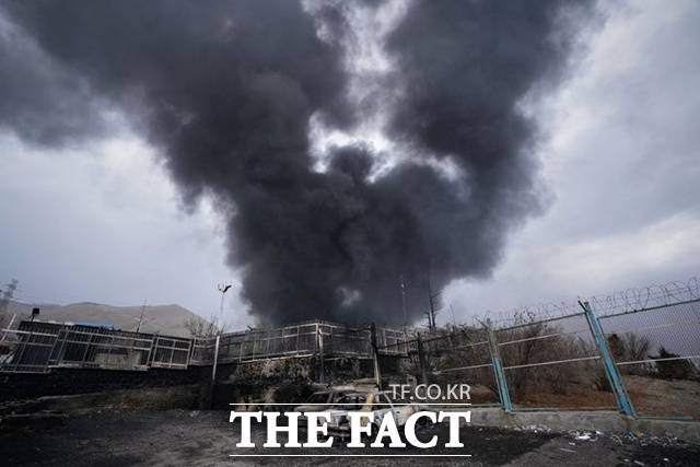 미국과 이스라엘이 이란을 공습한 지 한 달이 지났다. 사진은 지난 8일 미국과 이스라엘의 공습으로 타격을 받은 이란 석유저장 시설 모습. /AP.뉴시스