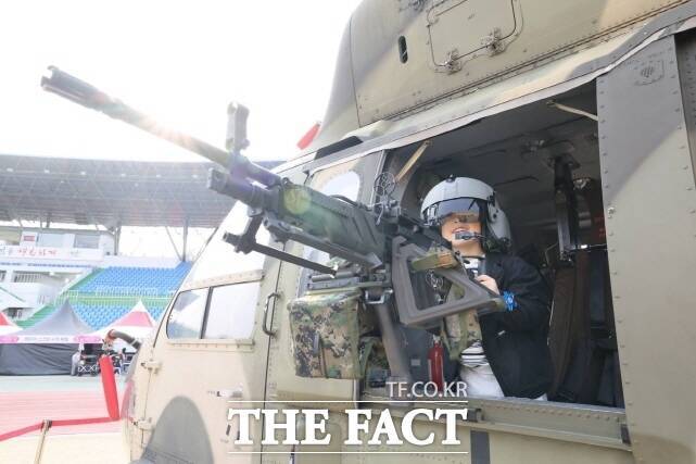 어린이 관광객이 회전익기를 타고 즐거워하고 있다. /논산시