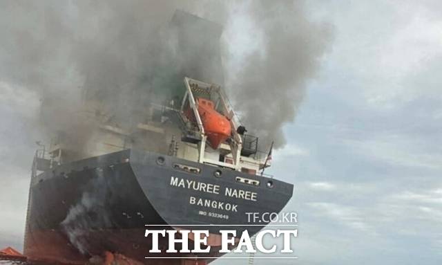 예멘의 후티 반군이 이스라엘을 공격하고 전쟁 참전을 선언했다. 사진은 호르무즈 해협을 항해하던 태국 화물선 마유레 나레호가 공격받은 모습. /뉴시스