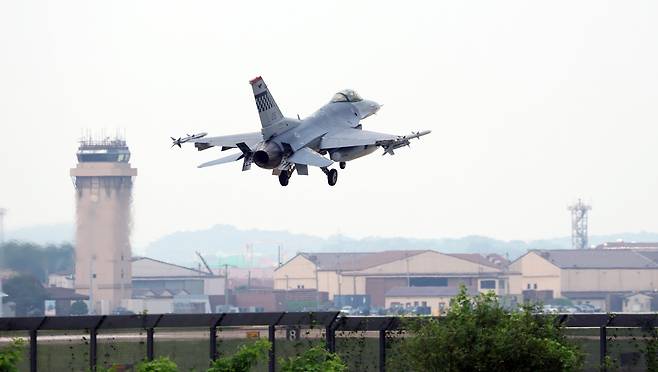 2025년 8월 경기 평택시 주한미군 오산공군기지에서 F-16 전투기가 착륙하고 있다./뉴스1
