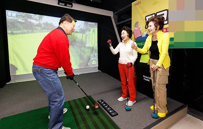 지난달 4일 서울 마포구의 ‘노고산파크골프경로당’에서 어르신들이 실내 스크린 파크골프를 즐기고 있다. /마포구청