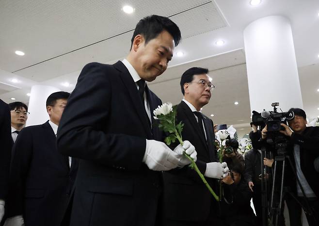 국민의힘 장동혁(가운데) 대표와 송언석(오른쪽) 원내대표가 27일 대전시청에 마련된 안전공업 화재 희생자 합동 분향소를 찾아 헌화하고 있다. 장 대표는 조문을 마친 뒤 “정부에서 신속하게 필요한 모든 조치를 할 수 있도록 국회에서 도울 수 있는 일을 살피겠다”고 했다. /연합뉴스