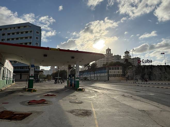 쿠바를 상징하는 아바나의 최고급 '나시오날 호텔' 바로 옆 주유소도 문을 닫은 지 오래였다. /박국희 특파원
