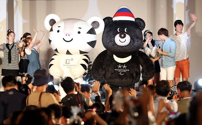 2018 평창 동계올림픽 마스코트 ‘수호랑’·‘반다비‘. 박성일 대표 작품이다. /뉴시스