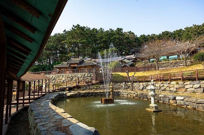 회랑으로 이어져 있는 '죽도 상화원'의 산책로. / 이건송 영상미디어 기자