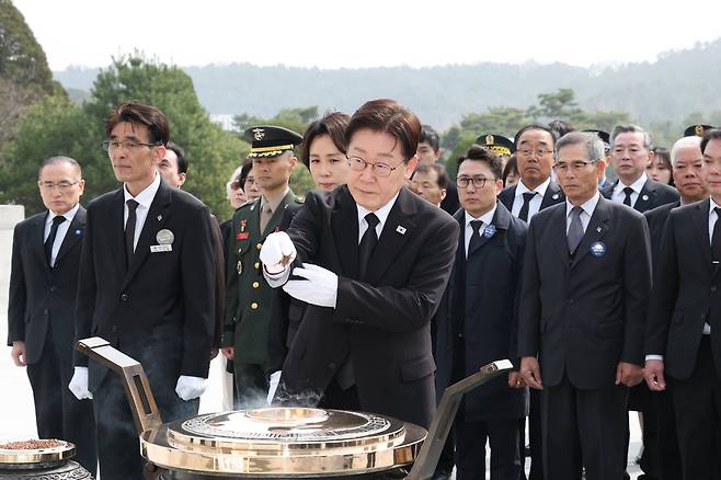 이재명 대통령이 27일 국립대전현충원에서 열린 제11회 서해수호의 날 기념식에서 분향하고 있다. /뉴스1