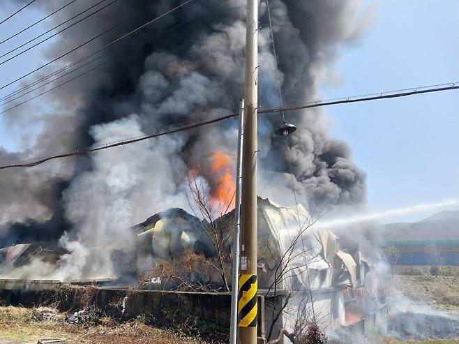 28일 낮 12시 17분쯤 경남 하동군 횡천면의 한 그릇 도매업체에서 불이 나 소방 당국이 진화 작업을 벌이고 있다./경남소방본부