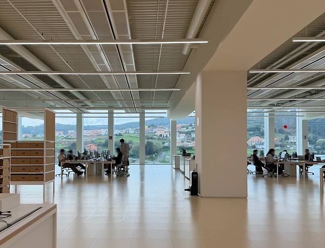 스페인 아르테이쇼 인디텍스 자라닷컴 사무실 전경. 칸막이 없이 탁 트인 공간이 눈길을 끈다. 다른 사무실에서는 통창 너머로 바다가 보였다. /김은영 기자