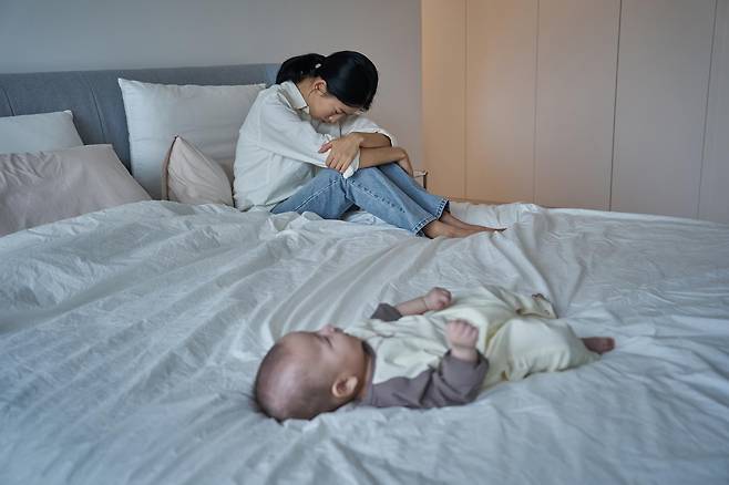 엄마가 되는 일에 어떻게 ‘보람’만 따를 수 있을까. 신간에서 엄마들은 ‘독박 육아’에 대한 분노, 자기답게 살지 못한 슬픔, 커리어를 포기해야 했던 억울함, 더 좋은 엄마가 되지 못했다는 죄책감까지 다양한 감정을 털어놓는다. 게티이미지뱅크