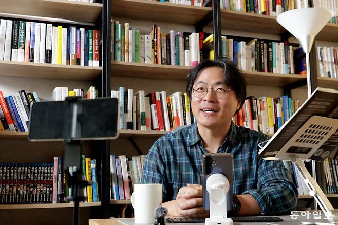 50세에 조기 은퇴 후 배당주와 ‘북스타그램’ 소득으로 생활하는 이상민 씨가 20일 경기 시흥시 자신의 집에서 독서와 배당 투자로 준비하는 노후에 대해 설명하고 있다. 변영욱 기자 cut@donga.com
