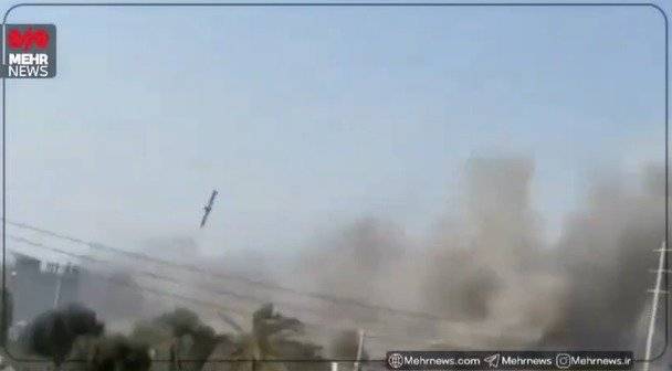 미국과 이스라엘이 공격을 시작한 2월 28일 당시 이란 남부 미나브에 위치한 한 여자 초등학교. 왼쪽 위에 있는 게 미사일로 추정된다. 이란 준관영 메르흐 통신 엑스 캡쳐