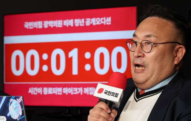 개그맨 이혁재가 26일 서울 영등포구 여의도 국민의힘 중앙당사에서 열린 광역의원 비례 청년 공개 오디션 본선 심사에 앞서 모두발언을 하고 있다.